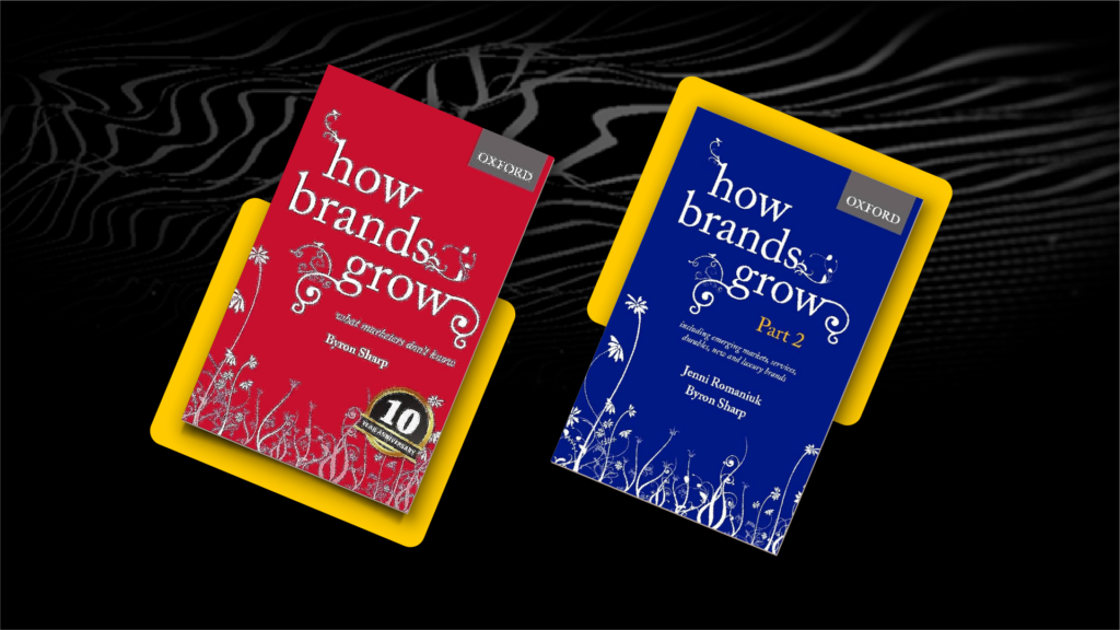 Dois livros, um de capa vermelha e outros de capa azul com o mesmo título: How brands grow. 